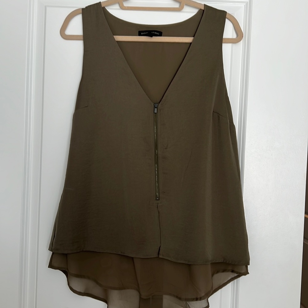 Banana Republic Olive zip up sleeveless blouse, size L